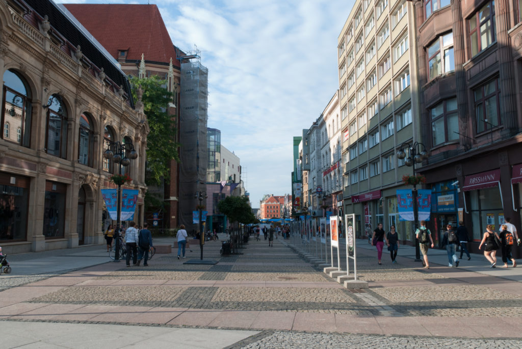 улица Świdnicka (слева: отель Монопол, костел, универмаг Солпол)