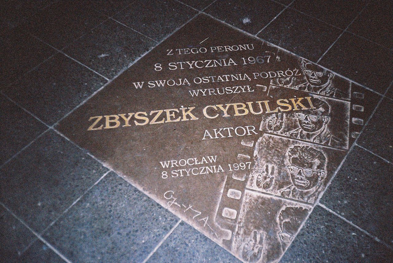  Памятная табличка на месте гибели Збигнева Цибульского (автор: Walasek94@tlen.pl из польской Википедии, CC BY-SA 3.0, https://commons.wikimedia.org/w/index.php?curid=1037250